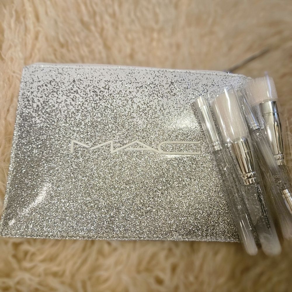 MAC Brush of Snow Essential Brush Kit 5 Piece Set NIB Limited Edition - Picture 3 of 7